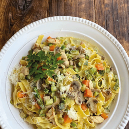 PASTA CON VERDURAS SALTEADAS Y POLLO