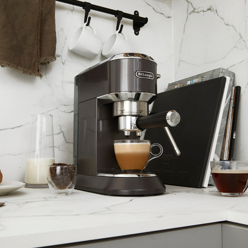 Cafetera Espresso Dedica Arte Gris EC885.GY DELONGHI