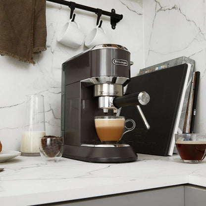 Cafetera Espresso Dedica Arte Gris EC885.GY DELONGHI