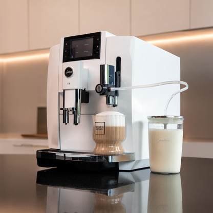 Cafetera Superautomática White E8 Piano 15710 + Vaso JURA