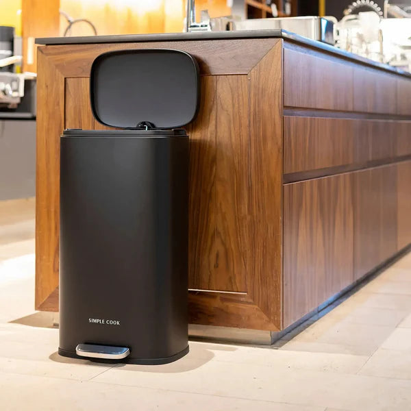 Basurero 30L con Pedal Negro Mate SIMPLECOOK